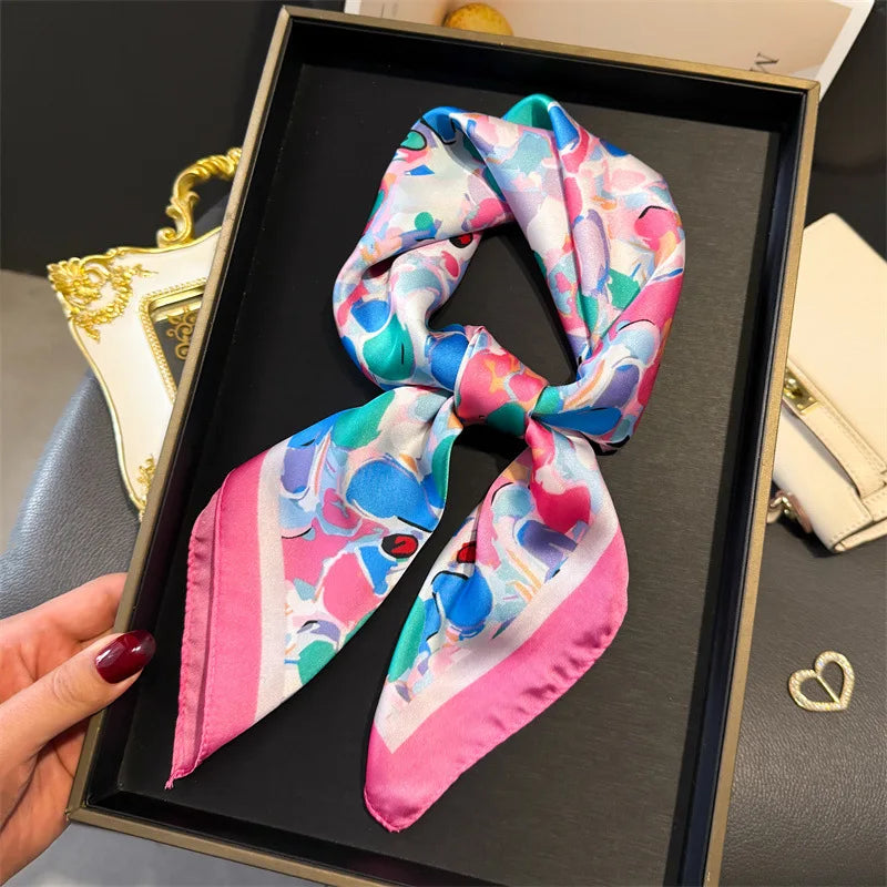 Foulard carré satin femme, anse de sac et cheveux - Le Carré