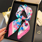 Foulard carré satin femme, anse de sac et cheveux - Le Carré