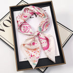 Foulard carré satin femme, anse de sac et cheveux - Le Carré