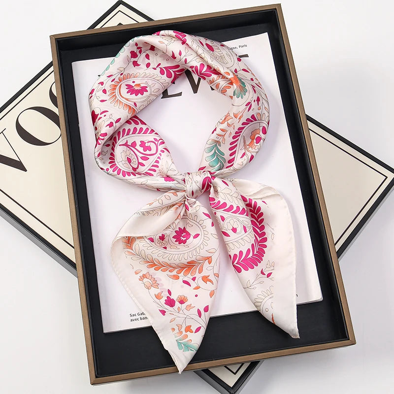 Foulard carré satin femme, anse de sac et cheveux - Le Carré