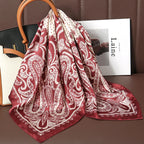 Foulard carré satin femme, anse de sac et cheveux - Le Carré