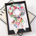 Foulard carré satin femme, anse de sac et cheveux - Le Carré