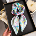 Foulard carré satin femme, anse de sac et cheveux - Le Carré
