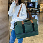 Sac de voyage vert armée porté à l'épaule en voyage - Maison Ionara
