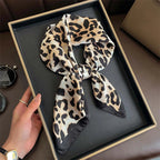 Foulard carré satin femme, anse de sac et cheveux - Le Carré