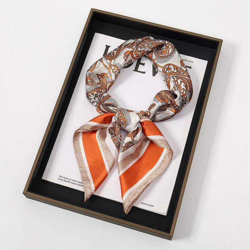 Foulard carré satin femme, anse de sac et cheveux - Le Carré