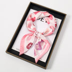 Foulard carré satin femme, anse de sac et cheveux - Le Carré