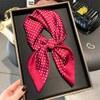 Foulard carré satin femme, anse de sac et cheveux - Le Carré