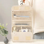 Trousse de toilette à suspendre - ouverte suspendue à son crochet
