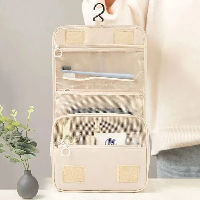 Trousse de toilette à suspendre - ouverte suspendue à son crochet