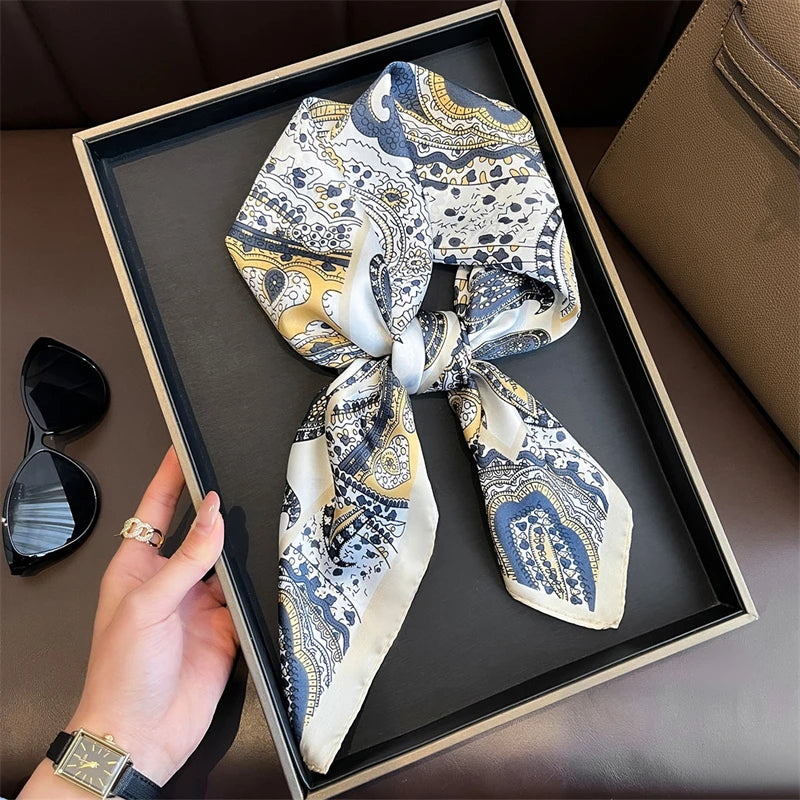 Foulard carré satin femme, anse de sac et cheveux - Le Carré