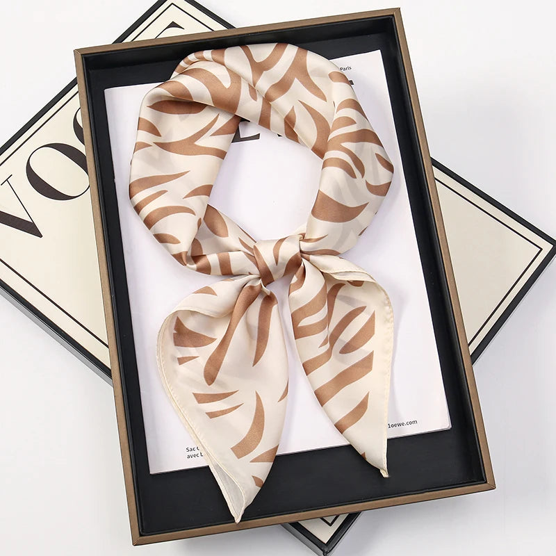 Foulard carré satin femme, anse de sac et cheveux - Le Carré