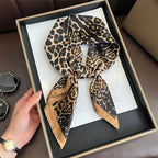 Foulard carré satin femme, anse de sac et cheveux - Le Carré