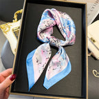Foulard carré satin femme, anse de sac et cheveux - Le Carré