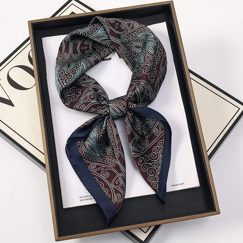 Foulard carré satin femme, anse de sac et cheveux - Le Carré