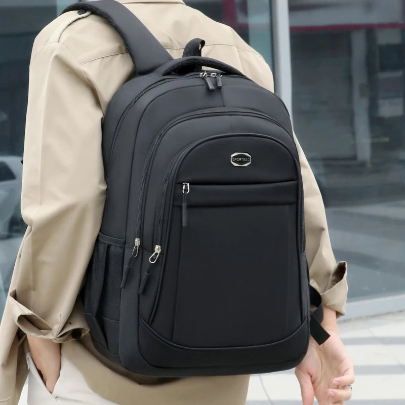 Sac à dos noir porté au dos par une femme en ville - Maison Ionara