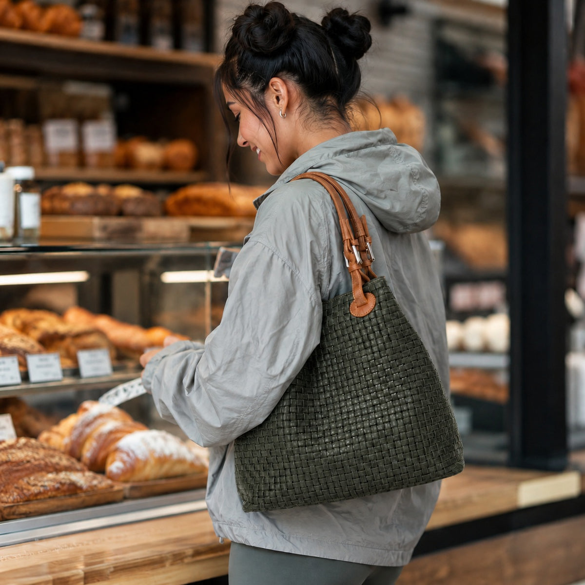 Sac epaule cuir tresse vert kaki porte au comptoir d une boulangerie